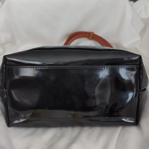 AUTHENTIC DOONEY & BOURKE PATENT LEATHER PURSE. EXCELLENT CONDITION